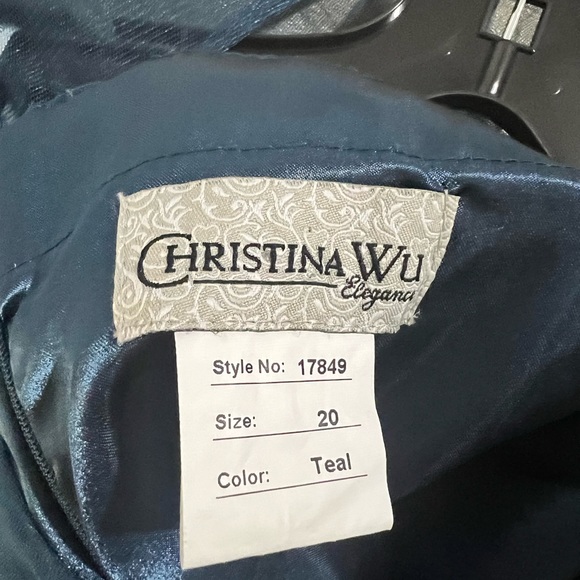 Beautiful dress for any formal occasion - Picture 7 of 8